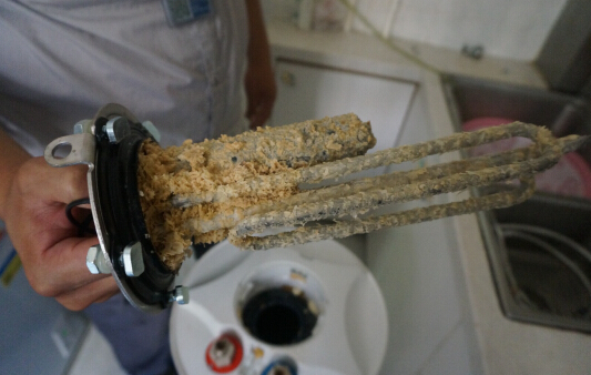 (图为用了8年的电热水器内胆中的污垢)